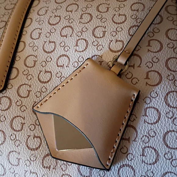 GUESS Handbag NWT Sacrifice Sale!! - Picture 6 of 9